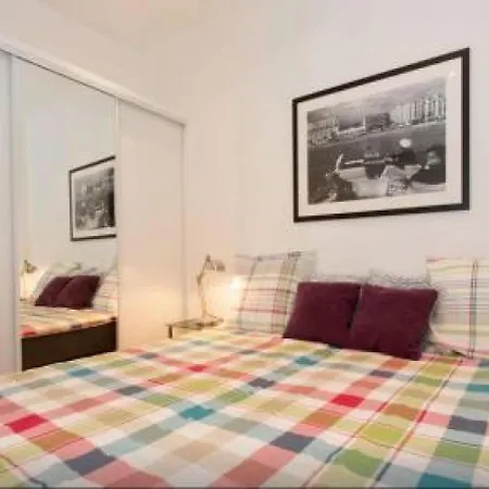 Sleeps 4 Air Con Wifi * كان